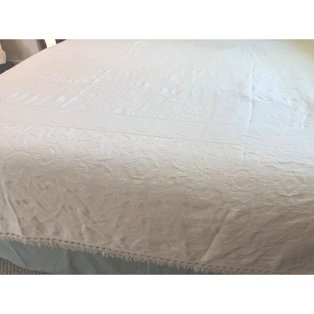 Vintage White Matelassé Bedspread 100% Cotton Jacquard Fringed Queen Coverlet